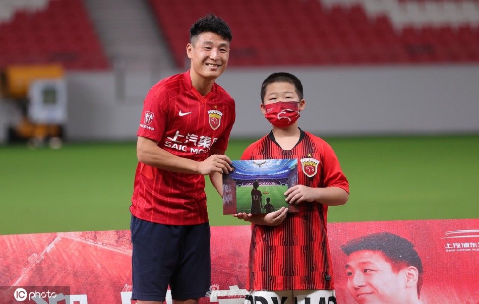 武磊正式回归亮相浦东足球场