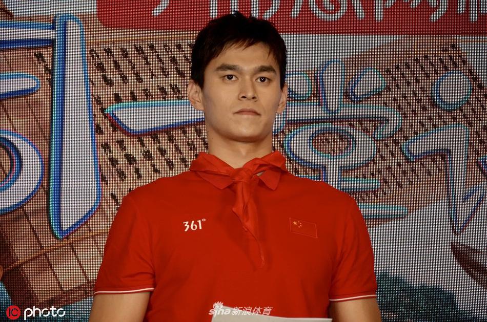 孙杨与惠英红一起出席节目