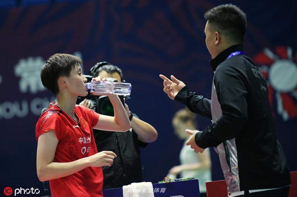 中羽赛陈雨菲2-0邓璇