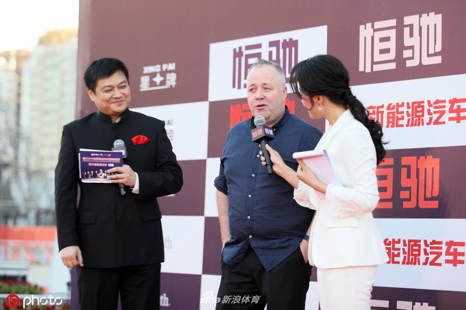 丁俊晖领衔众星亮相中锦赛红毯