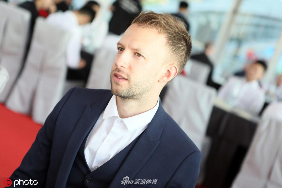 丁俊晖领衔众星亮相中锦赛红毯