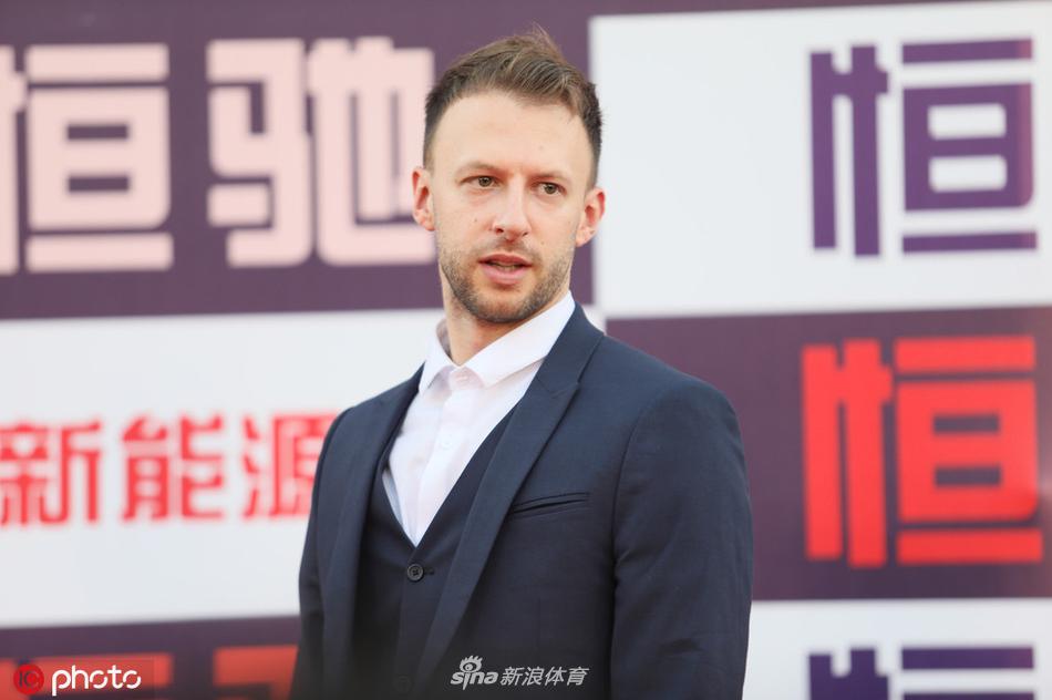 丁俊晖领衔众星亮相中锦赛红毯