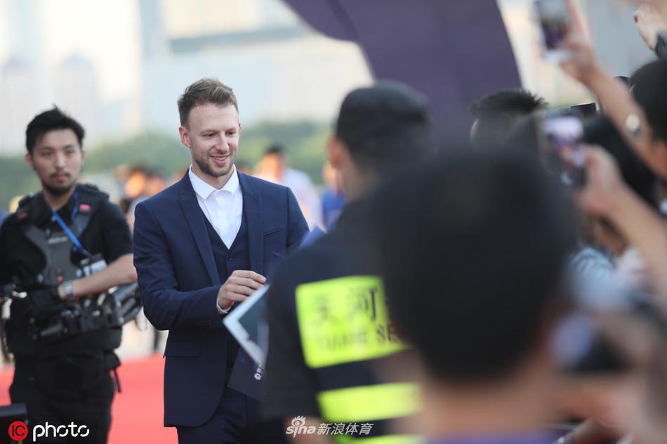 丁俊晖领衔众星亮相中锦赛红毯