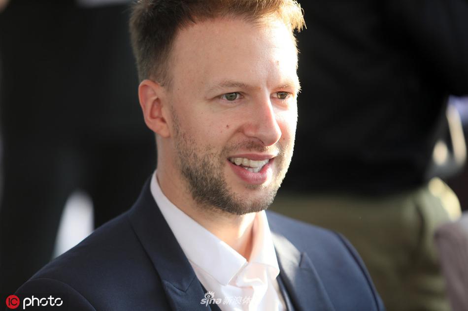 丁俊晖领衔众星亮相中锦赛红毯