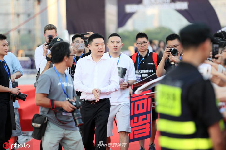 丁俊晖领衔众星亮相中锦赛红毯