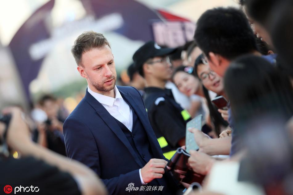 丁俊晖领衔众星亮相中锦赛红毯