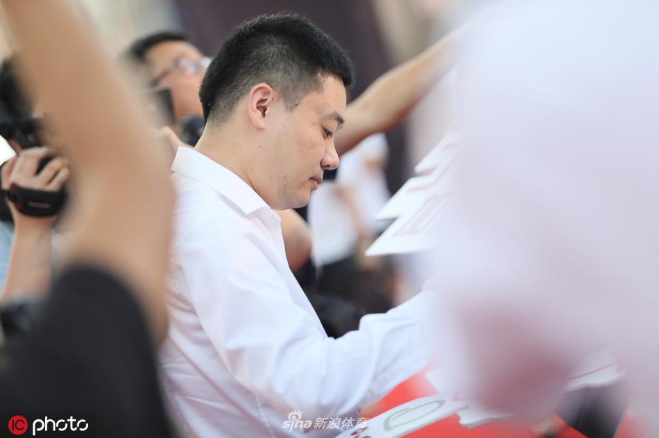 丁俊晖领衔众星亮相中锦赛红毯