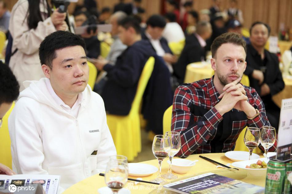 丁俊晖领衔出席世界公开赛活动