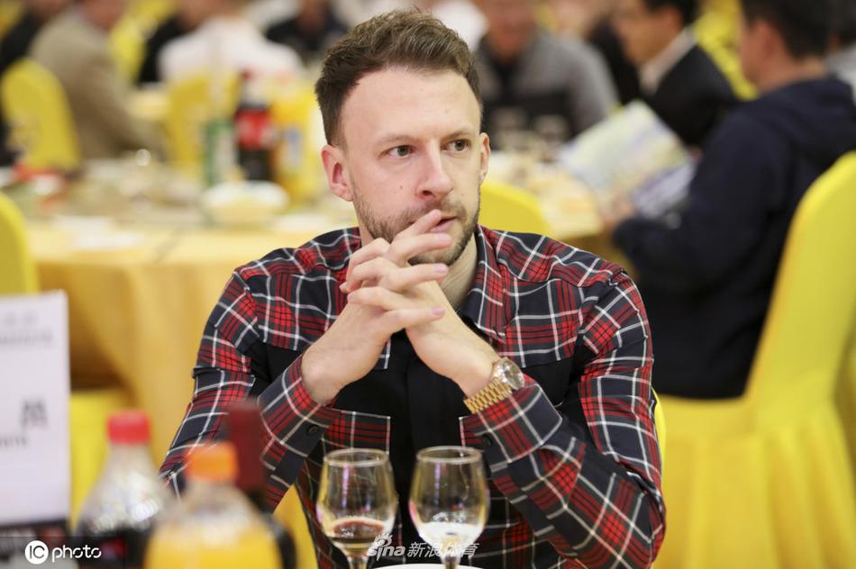 丁俊晖领衔出席世界公开赛活动