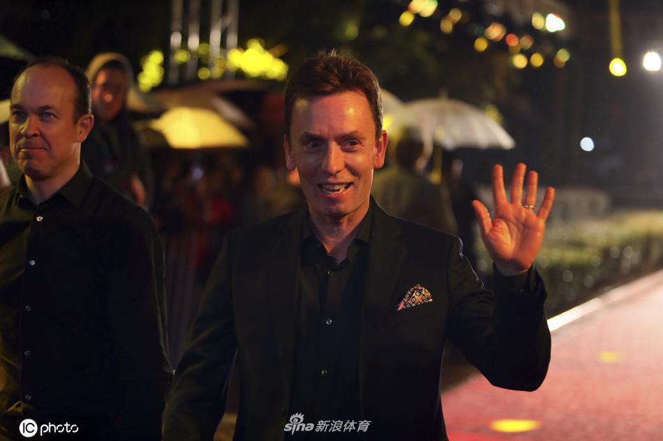 丁俊晖领衔出席世界公开赛活动