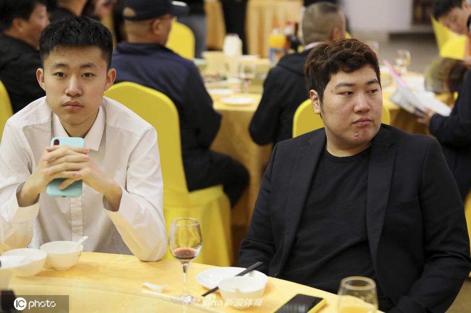 丁俊晖领衔出席世界公开赛活动