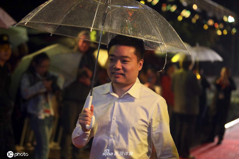 丁俊晖领衔出席世界公开赛活动