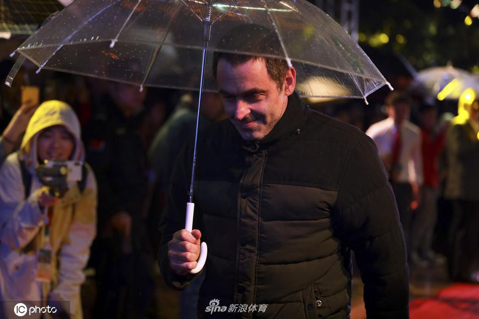 丁俊晖领衔出席世界公开赛活动