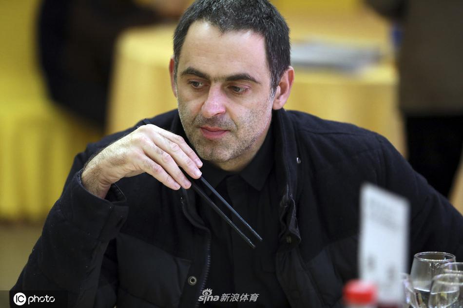 丁俊晖领衔出席世界公开赛活动