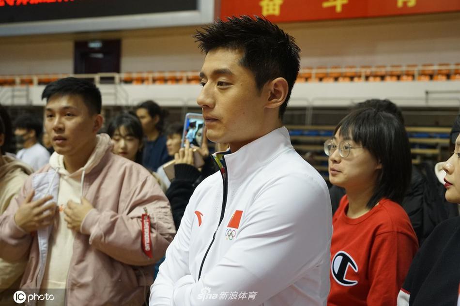 张继科与北体大学子交流互动