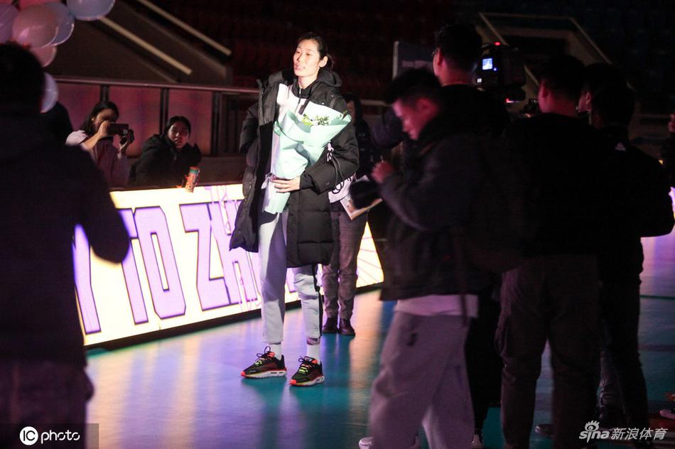 天津女排集体为朱婷庆生