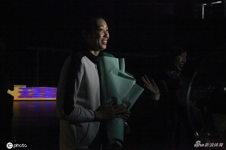 天津女排集体为朱婷庆生