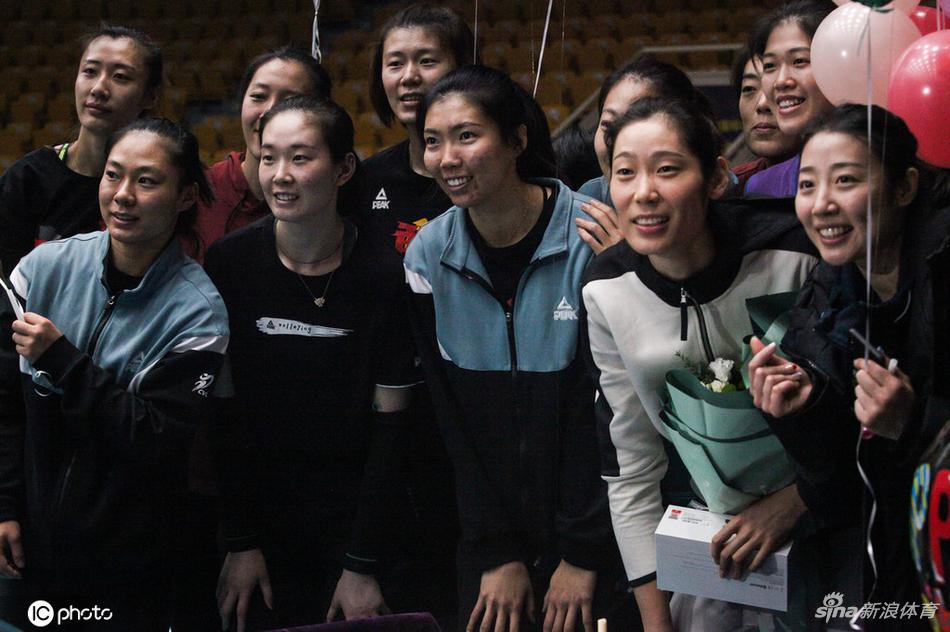 天津女排集体为朱婷庆生