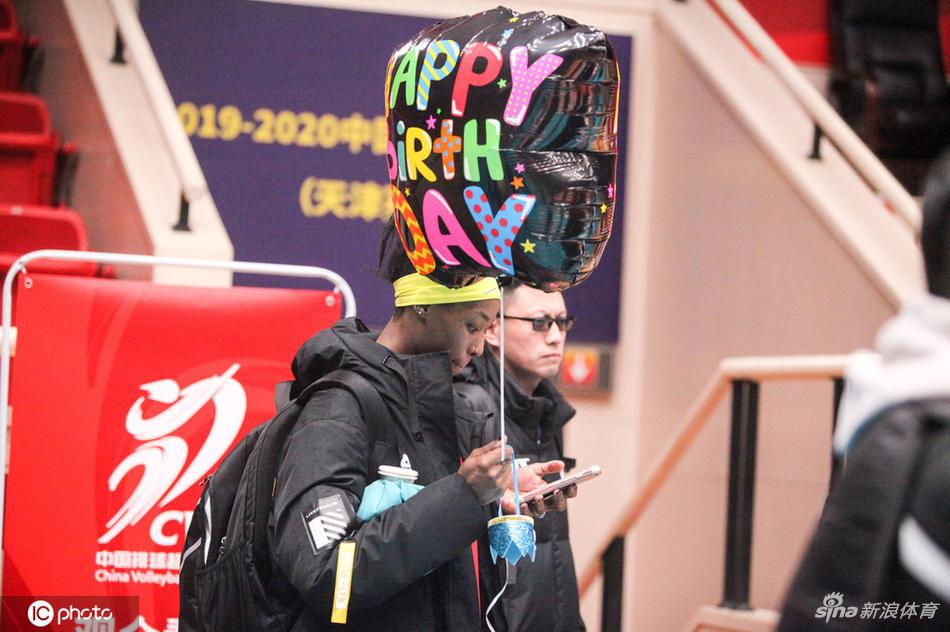 天津女排集体为朱婷庆生