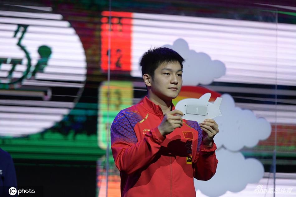 马龙樊振东出席世界杯抽签仪式