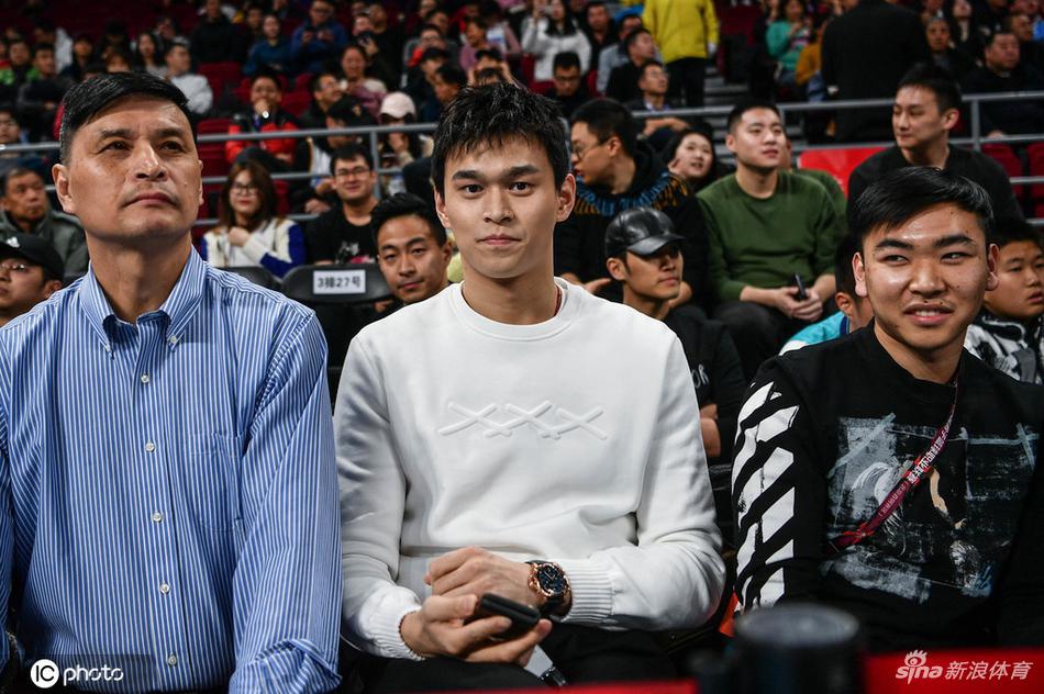 孙杨观战CBA