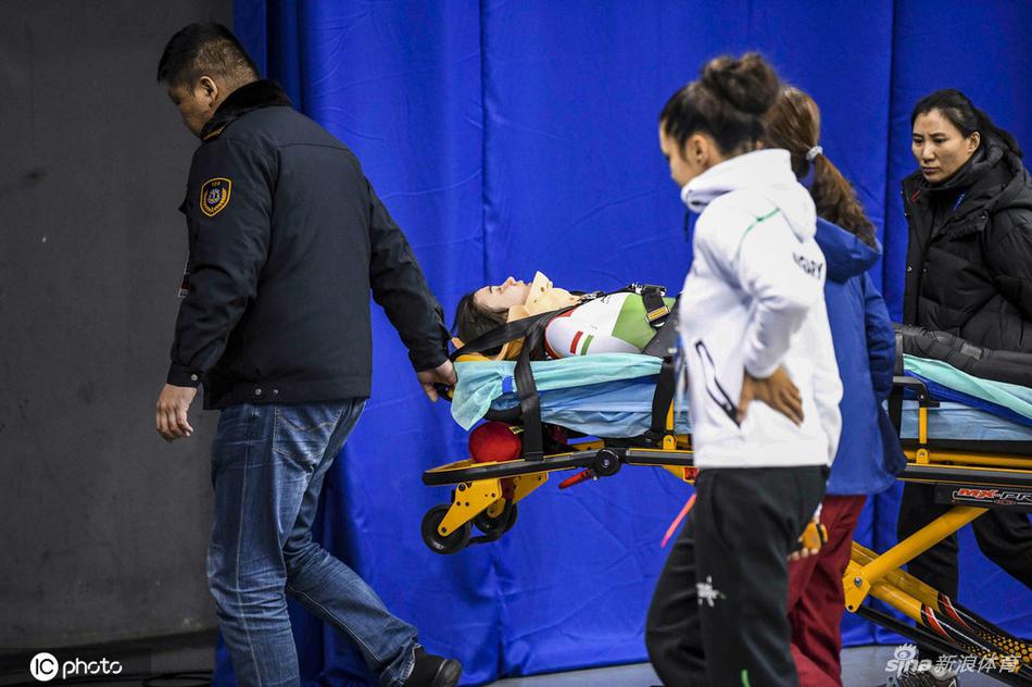 短道世界杯上海站选手受伤担架抬走