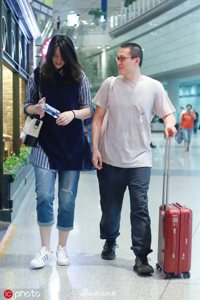 惠若琪和老公现身首都机场