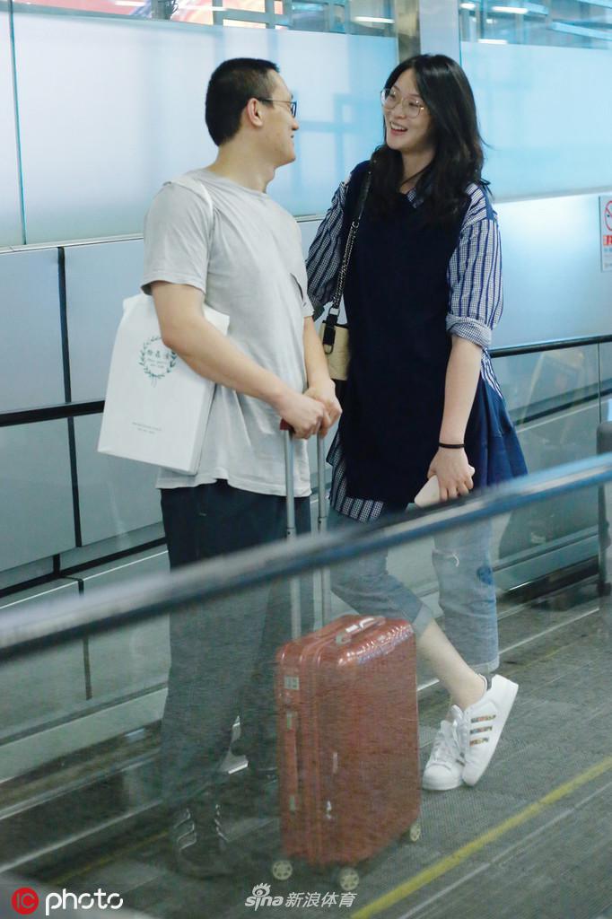 惠若琪和老公现身首都机场