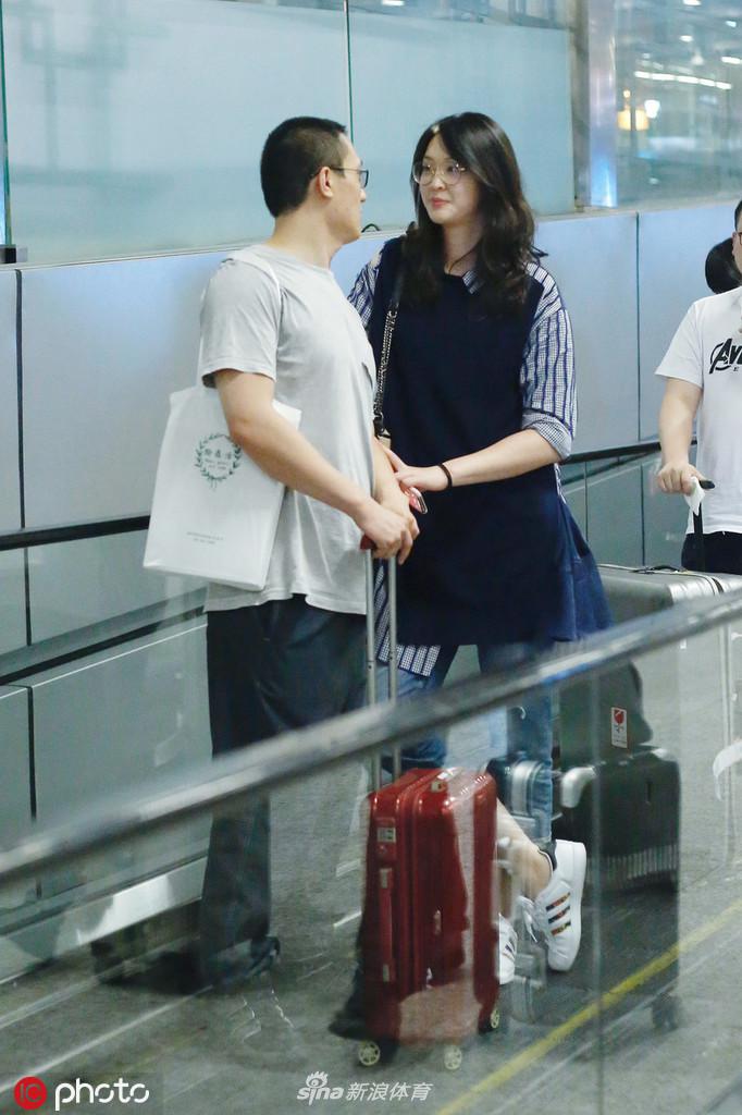 惠若琪和老公现身首都机场
