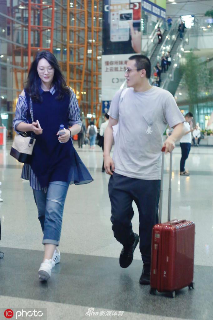 惠若琪和老公现身首都机场