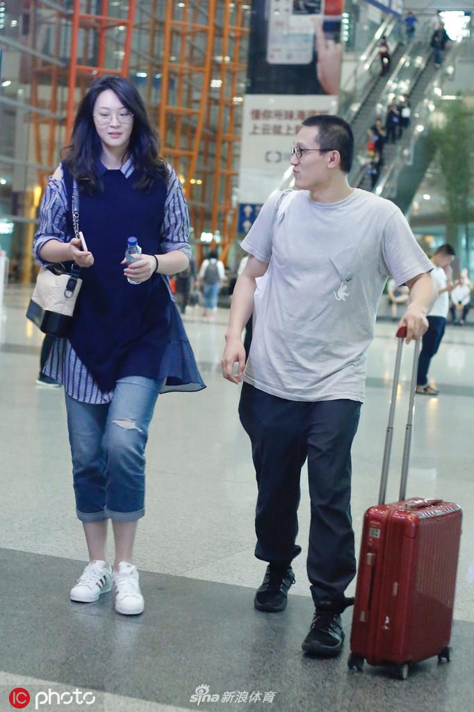 惠若琪和老公现身首都机场