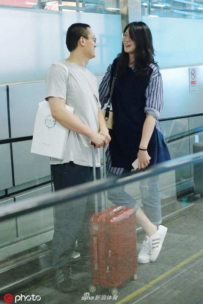 惠若琪和老公现身首都机场