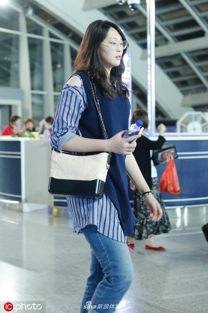 惠若琪和老公现身首都机场
