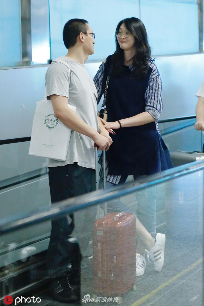 惠若琪和老公现身首都机场