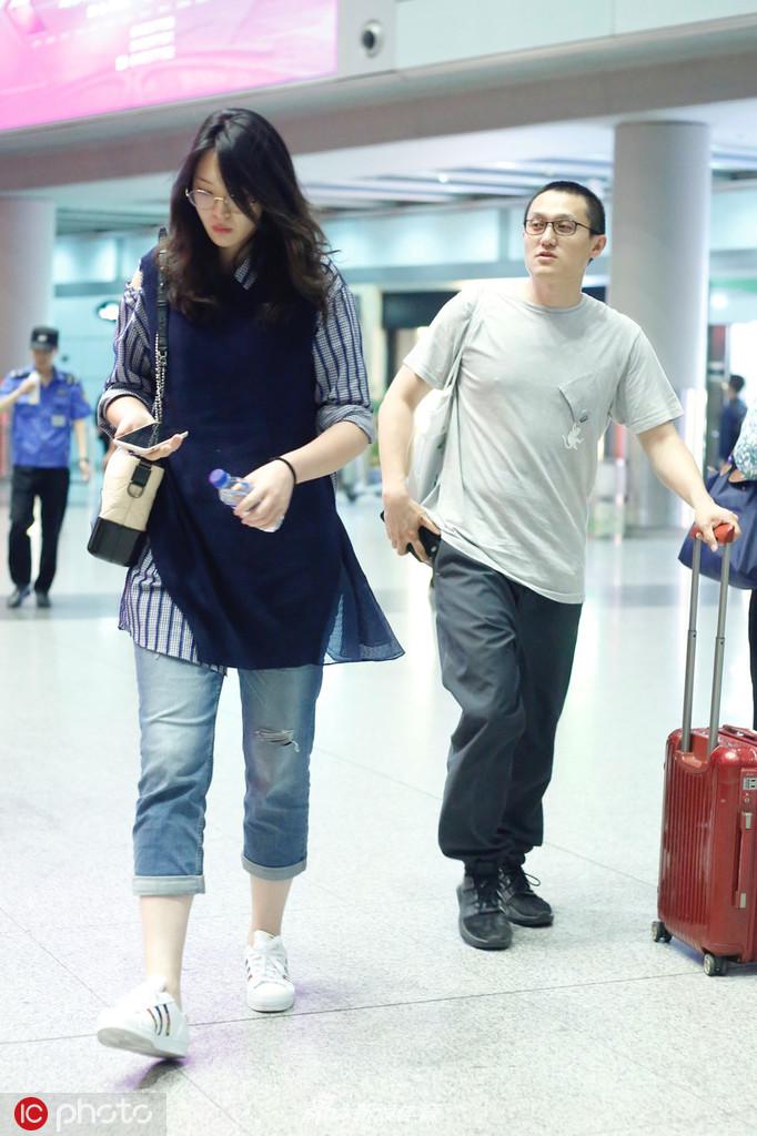 惠若琪和老公现身首都机场
