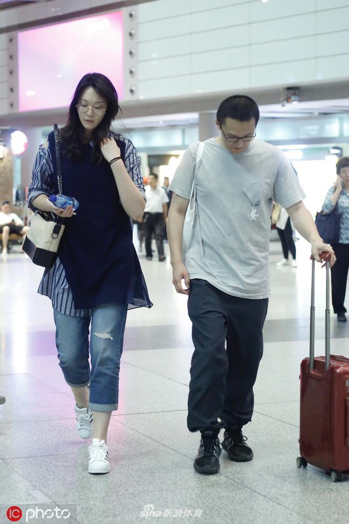 惠若琪和老公现身首都机场