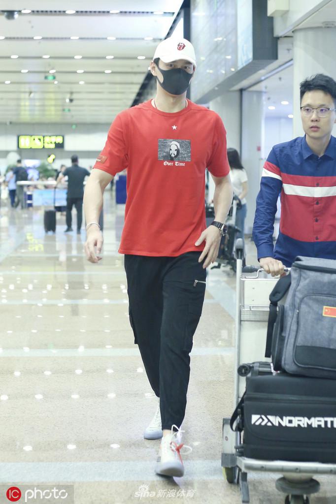 孙杨现身首都机场行色匆匆