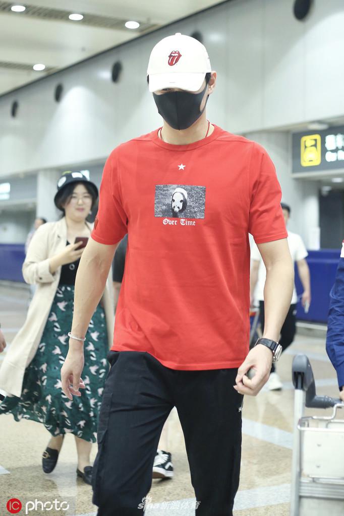 孙杨现身首都机场行色匆匆