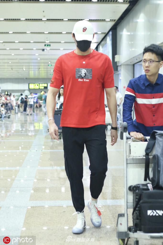 孙杨现身首都机场行色匆匆