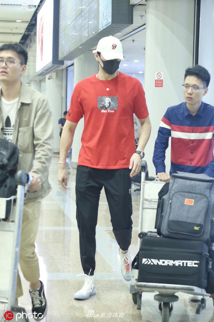 孙杨现身首都机场行色匆匆