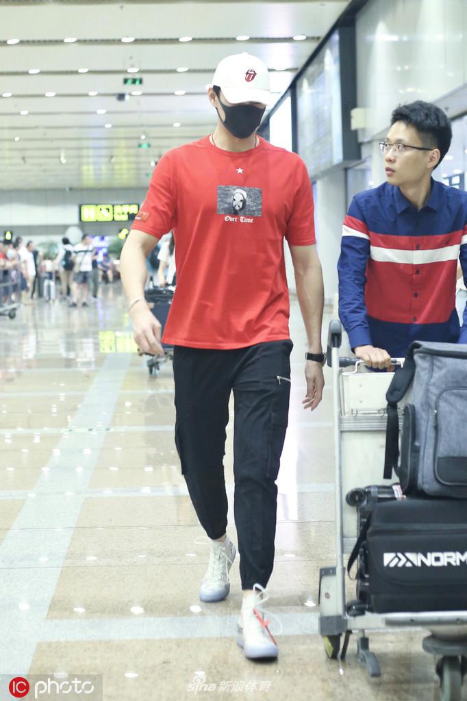 孙杨现身首都机场行色匆匆