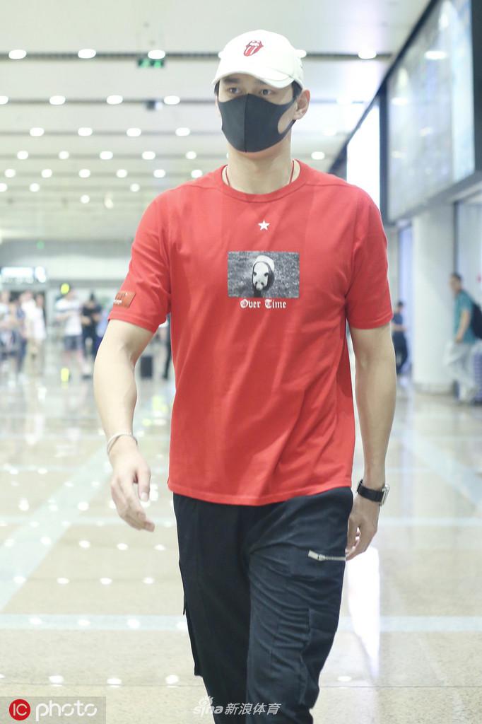孙杨现身首都机场行色匆匆