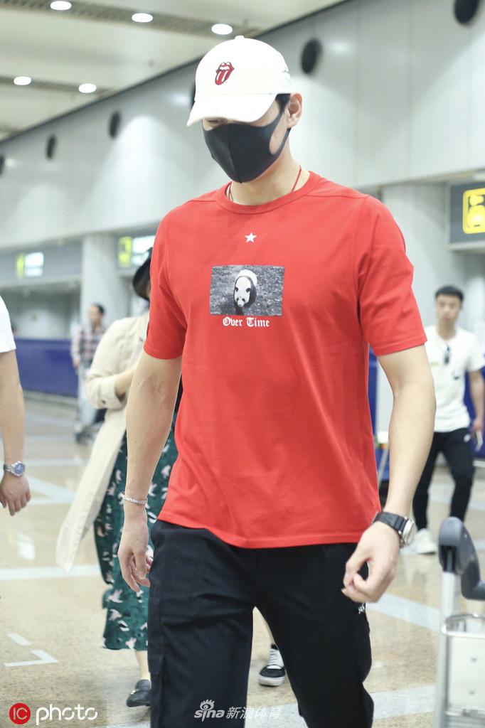 孙杨现身首都机场行色匆匆