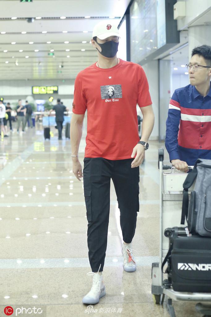 孙杨现身首都机场行色匆匆