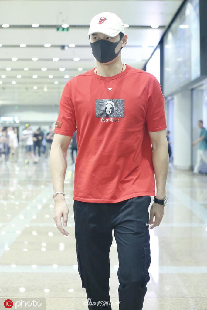 孙杨现身首都机场行色匆匆