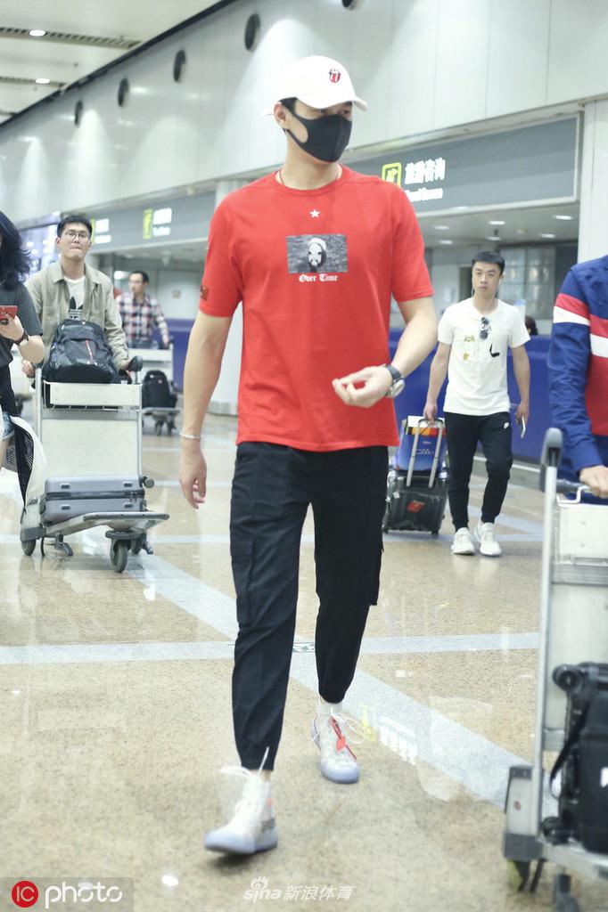 孙杨现身首都机场行色匆匆