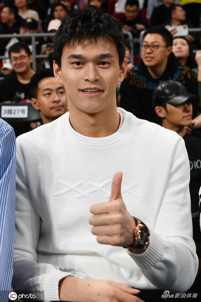 孙杨观战CBA