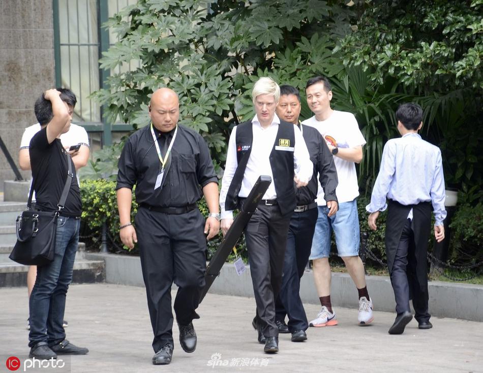 保镖陪伴罗伯逊前往球场