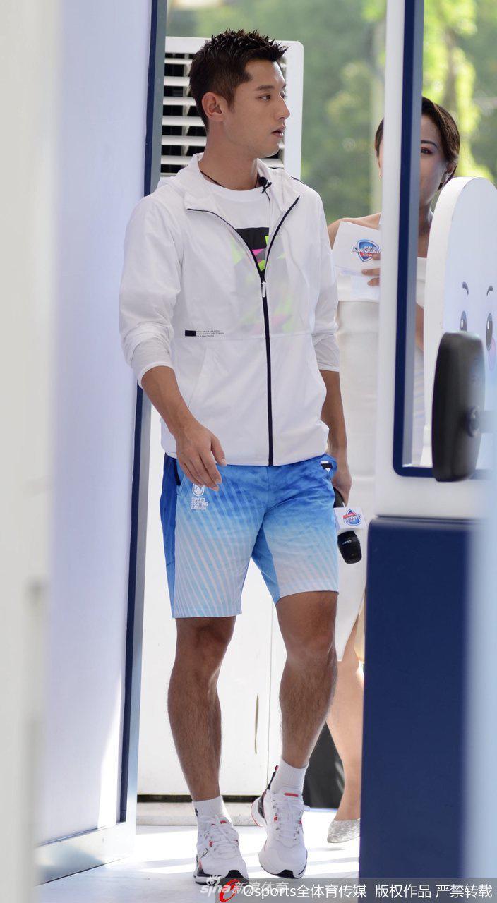 张继科高温天为品牌站台