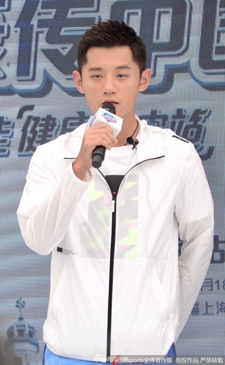 张继科高温天为品牌站台